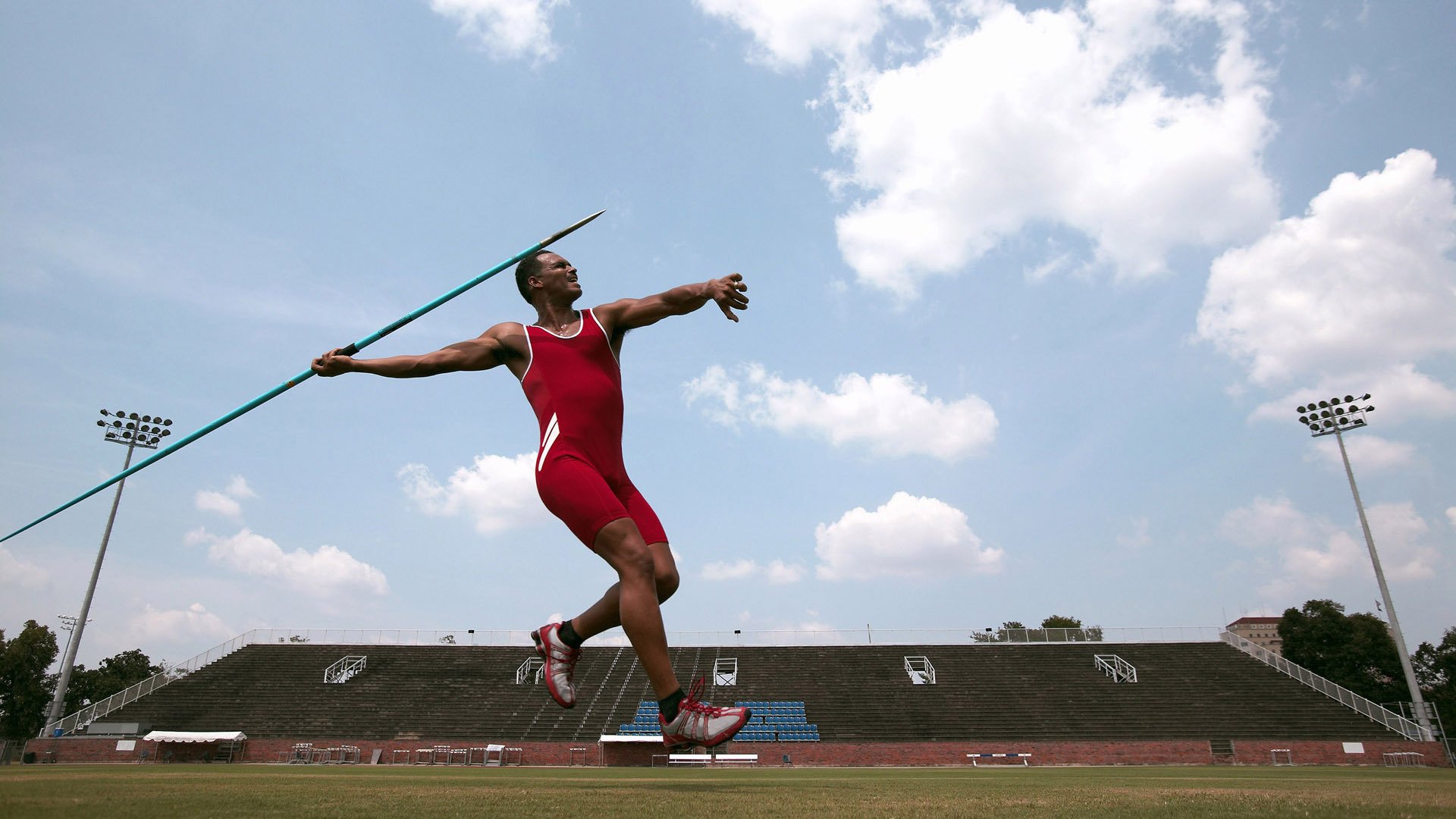 “足球文化节期间举办精彩足球表演赛，吸引众多观众”，足球舞台表演节目