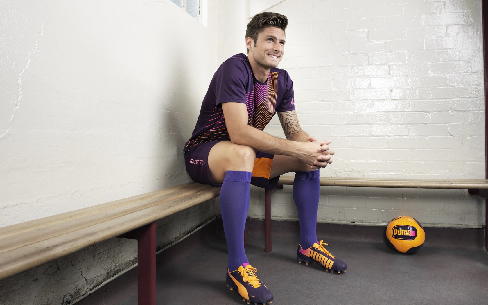 “足球文化节期间举办精彩足球表演赛，吸引众多观众”，足球舞台表演节目