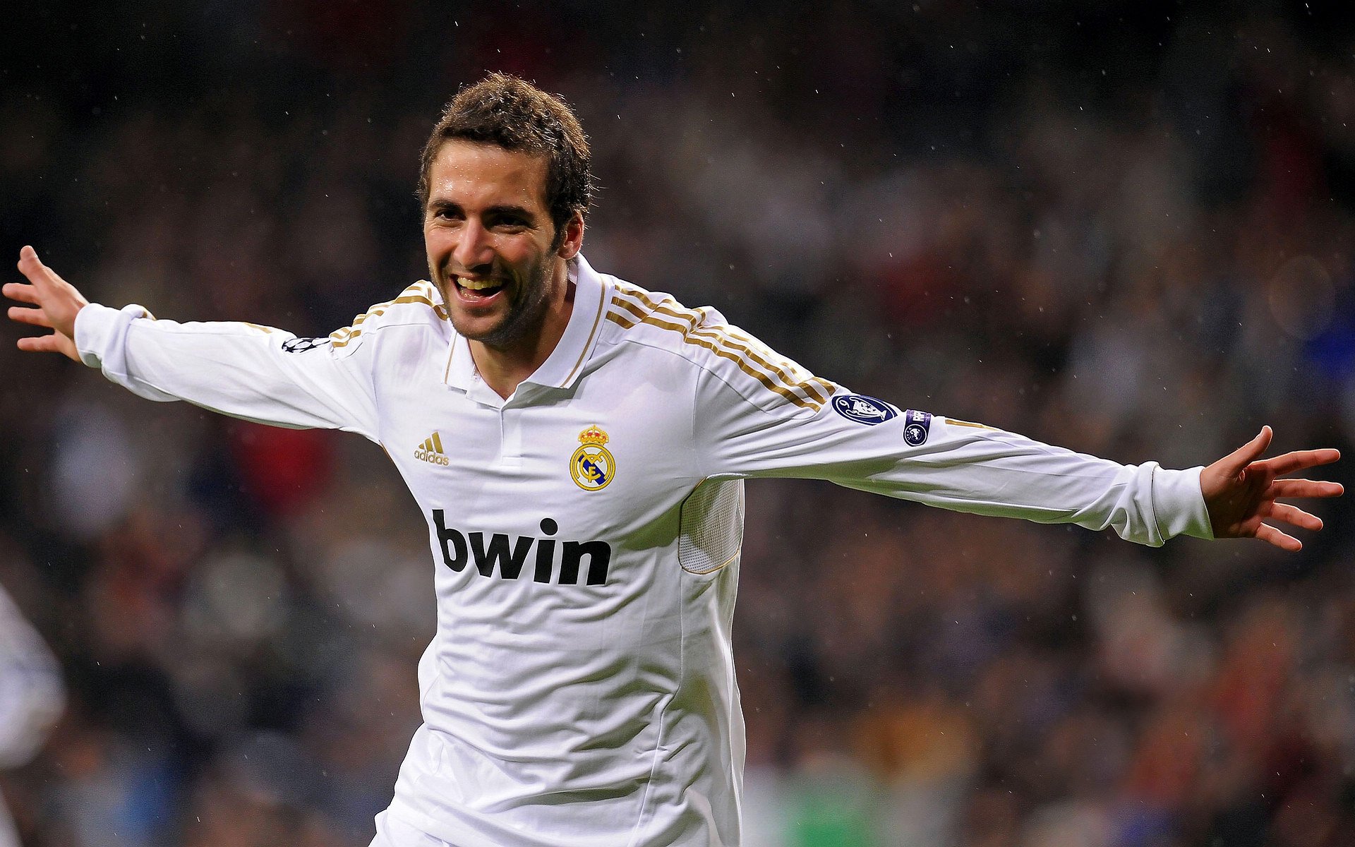 巴黎引进欧洲顶级中场，实力大幅升级，巴黎的中场